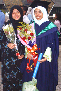 Presiden Hanan, konvo UM (Syariah Pengurusan)pada 11 Ogos 2005. Bergambar bersama adik -- Hanisah