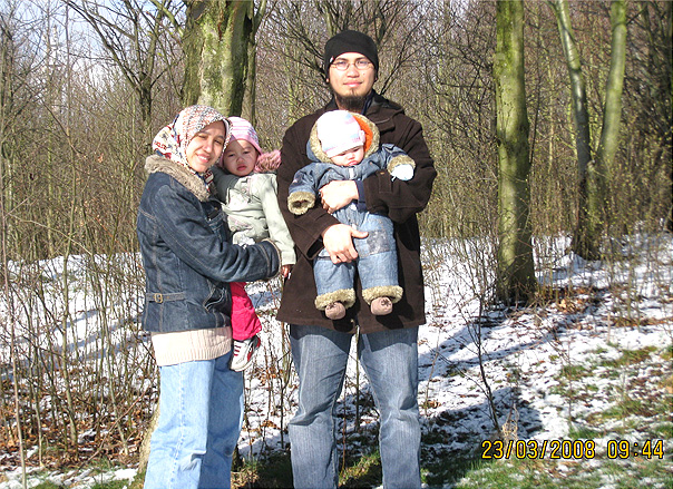 Bersama keluarga tercinta menikmati kesaljuan salji.