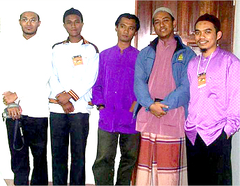 Jejaka Ukhwah.com semasa persembahan kumpulan DEVOSI di JK Ramadan 1425H.
Dari kiri: suhaimi_sr, firdauz85, idzham, kaze dan khalifah.
