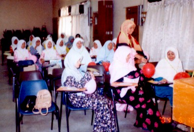 Sesi taaruf @ 'Belon Bernama' antara peserta muslimah dan adik-adik dari Darul Aitam (18/6/2004) di Balai Islam Lundang.
