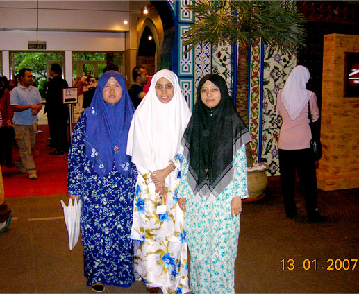 Semasa melawat pameran sains Islam di KLCC. Presiden Ukhwah.com diapit oleh Setiausaha Event dan Koordinator Event.